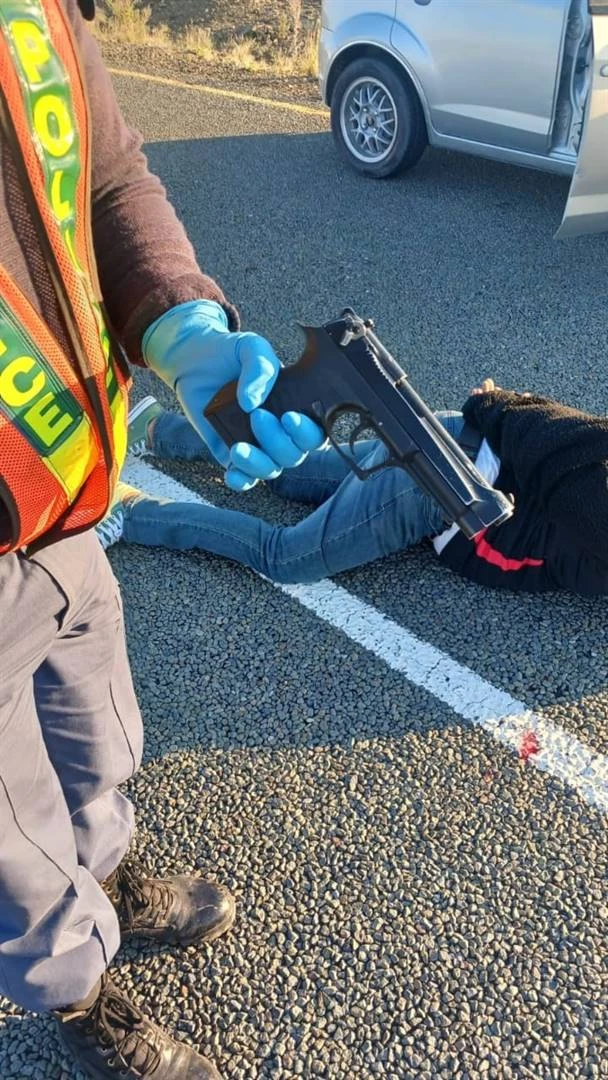 Man met meer as 100 kg koperdrade in Karoo betrap