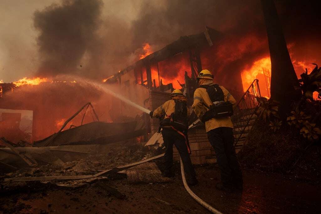 Wildfire rages in Los Angeles, forcing 30 000 to evacuate