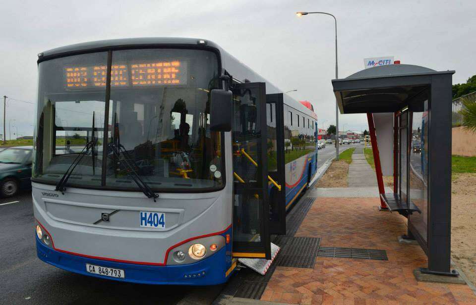 Minstens 9 beseer toe MyCiTi-bus met verkeersdiensvoertuie bots