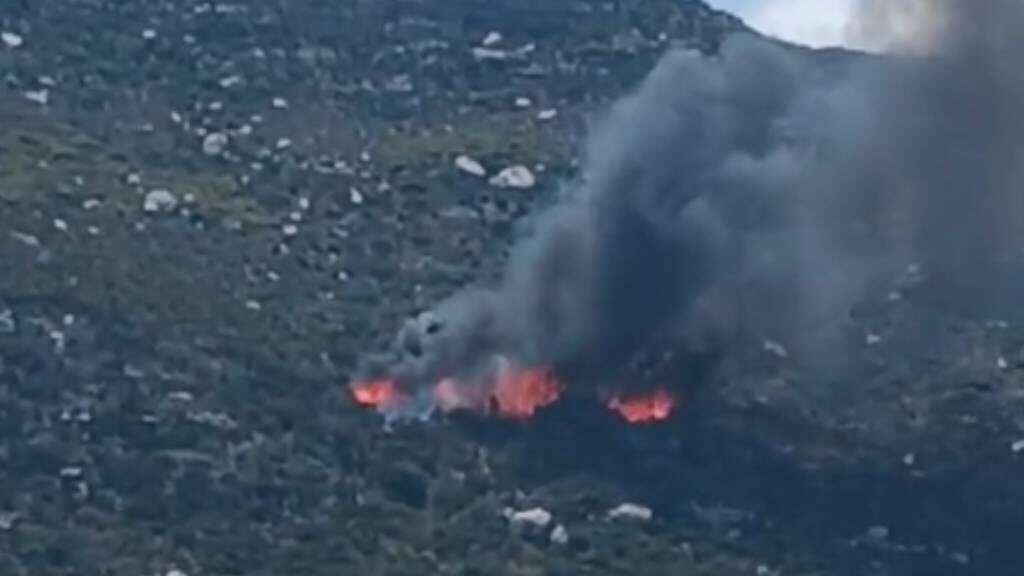 Motorists diverted as firefighters battle blaze on Kalk Bay slopes