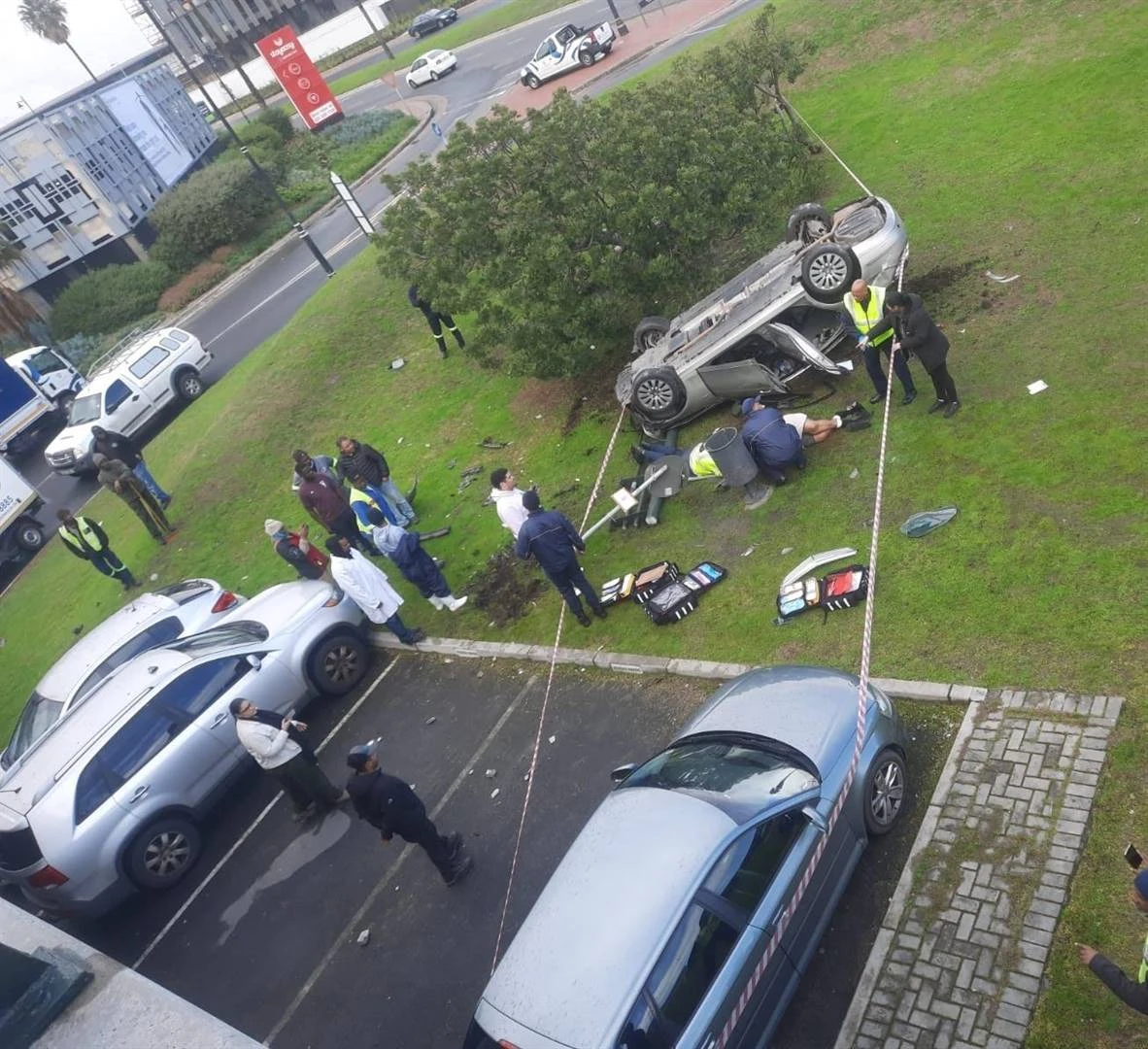 Vrou beseer toe sy in haar motor van ’n brug by Kaapse winkelsentrum afstort