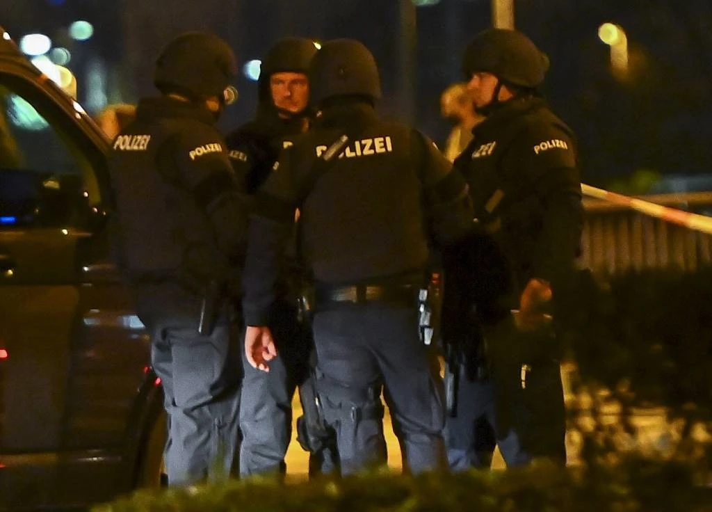 Gunman on the run after Vienna 'terror attack' leaves two dead