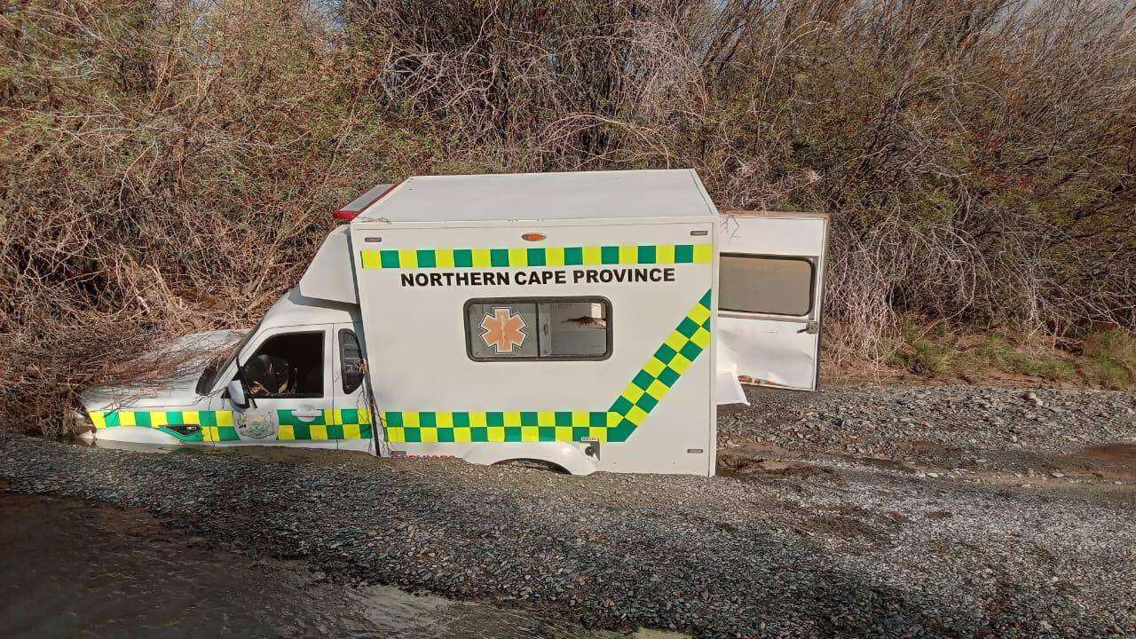 N-Kaapse ambulans van R1 m. ná 6 weke steeds in rivier