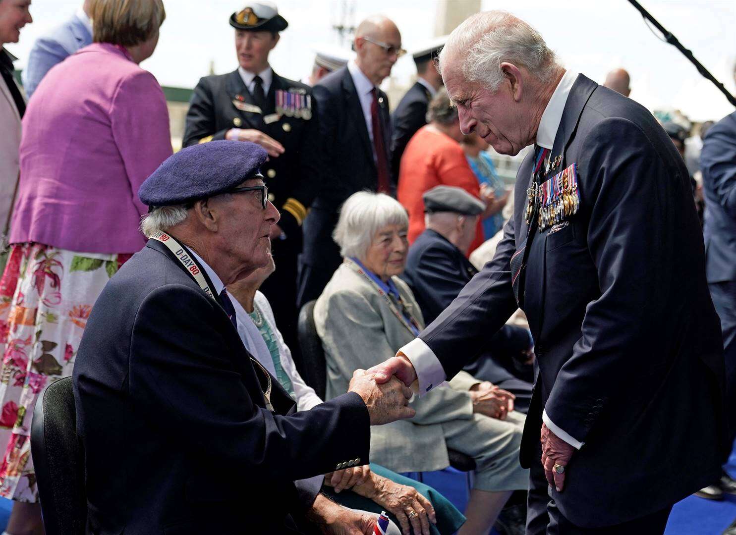 Koning Charles lei Britte se D-dag-herdenking