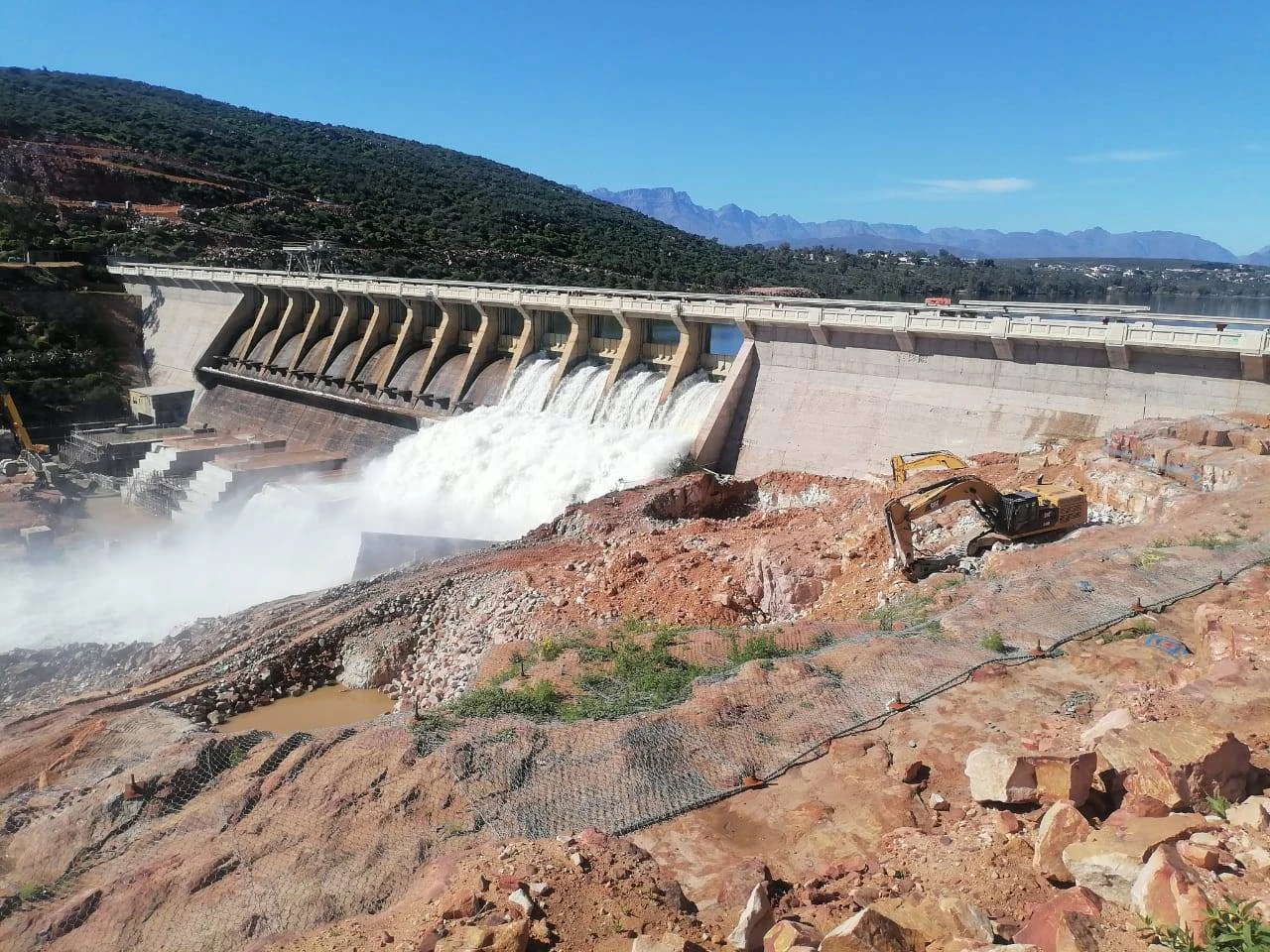 Vrae oor waarom Clanwilliamdam se watervlak juis nou verlaag word