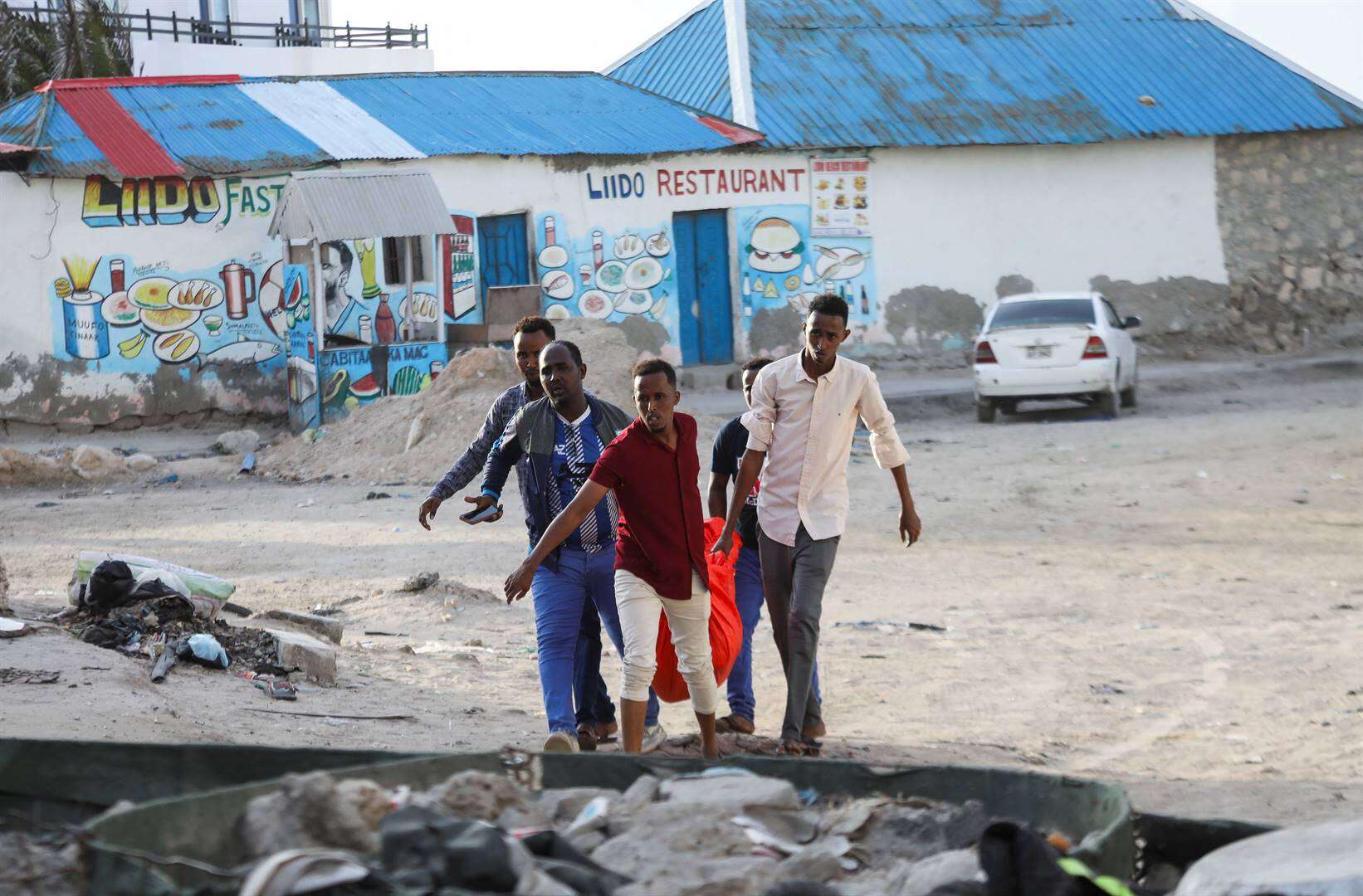 32 sterf in selfmoordaanval op strand in Mogadisjoe