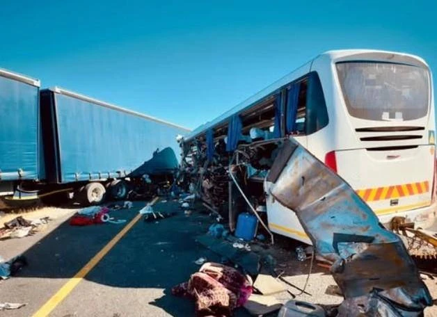 3 dood in botsing tussen bus, 2 vragmotors op N1 naby Laingsburg