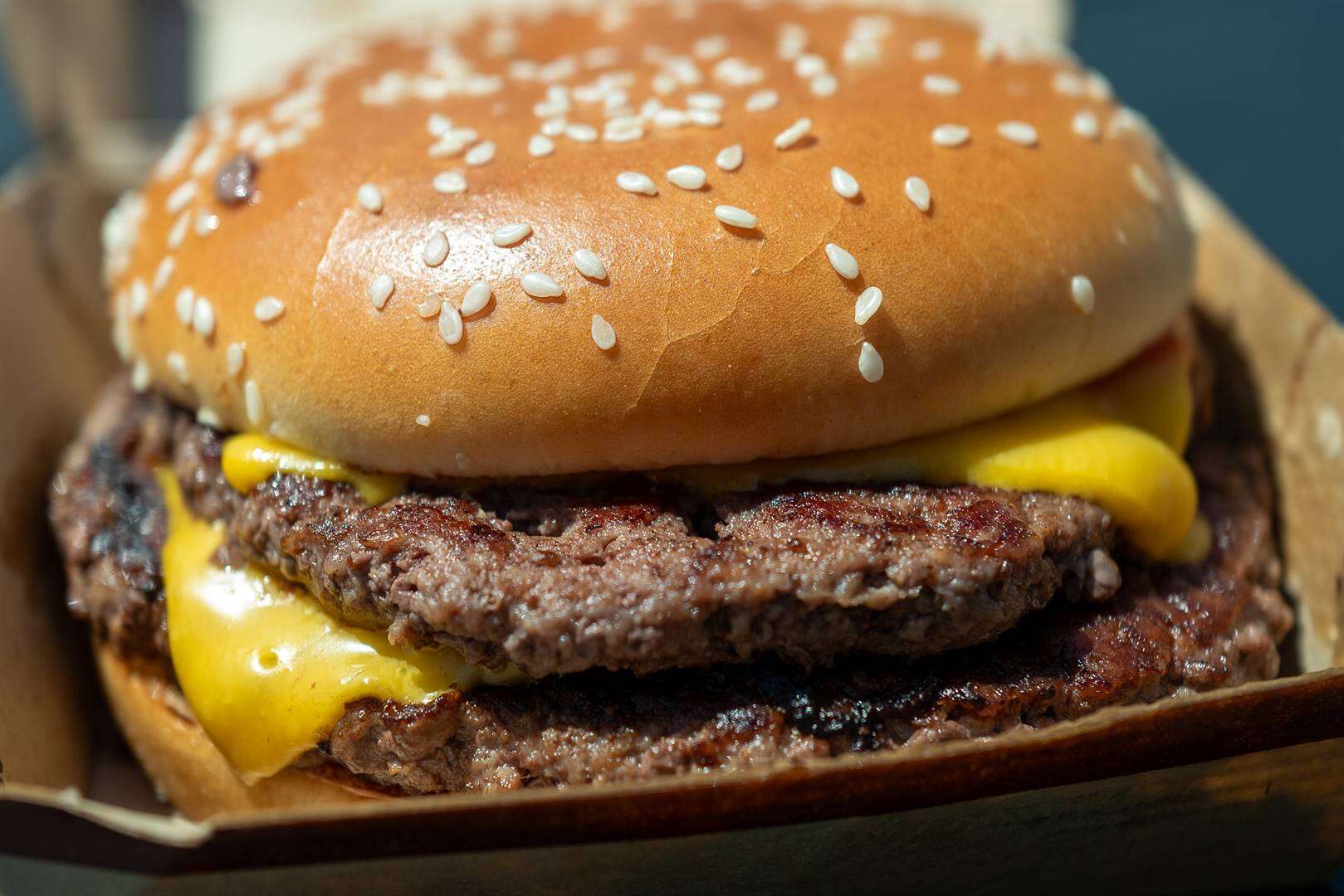 1 dood, tientalle siek nadat hulle McDonald’s-hamburgers in VSA eet