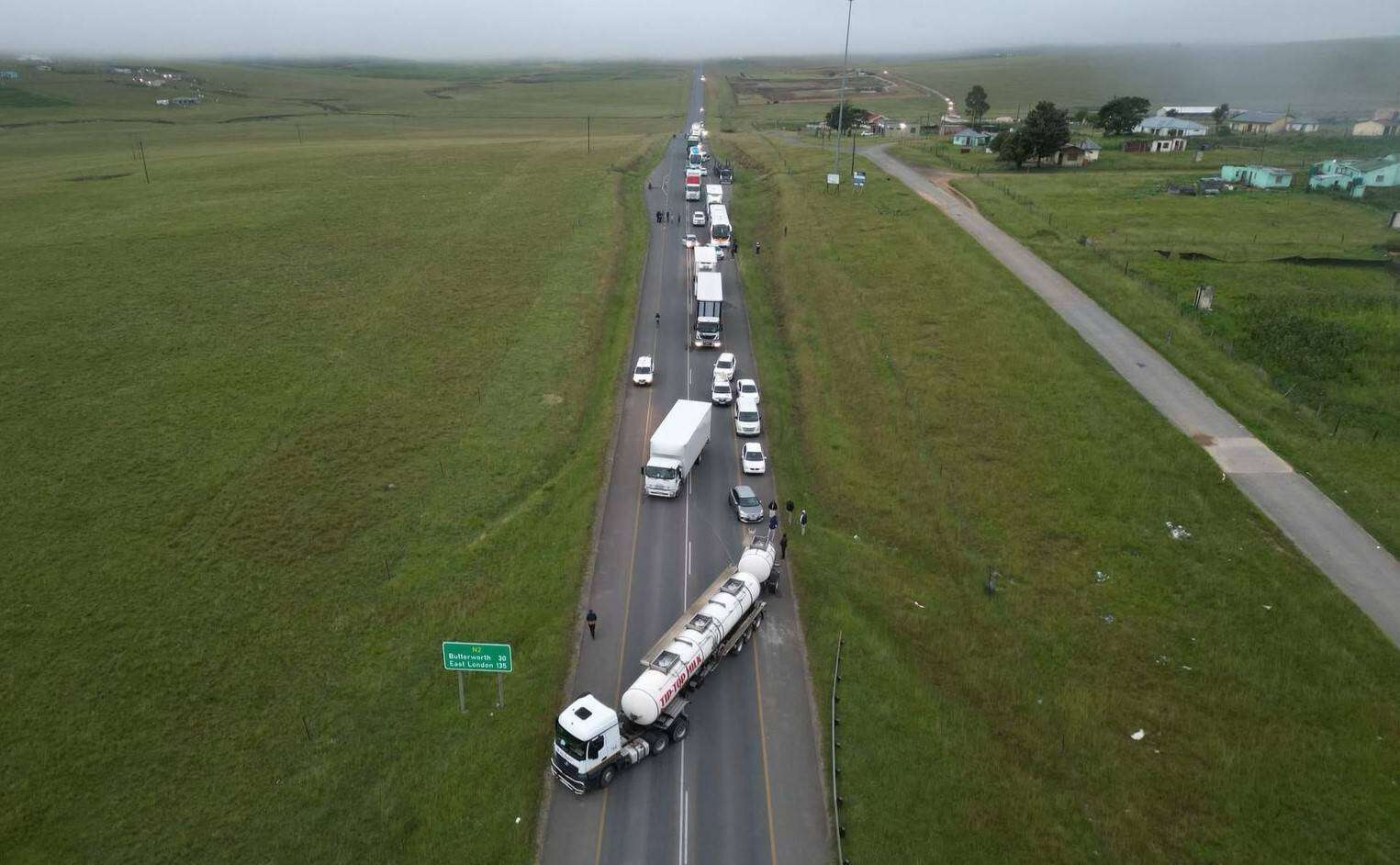 Betoging bring verkeer op N2 in Oos-Kaap tot stilstand