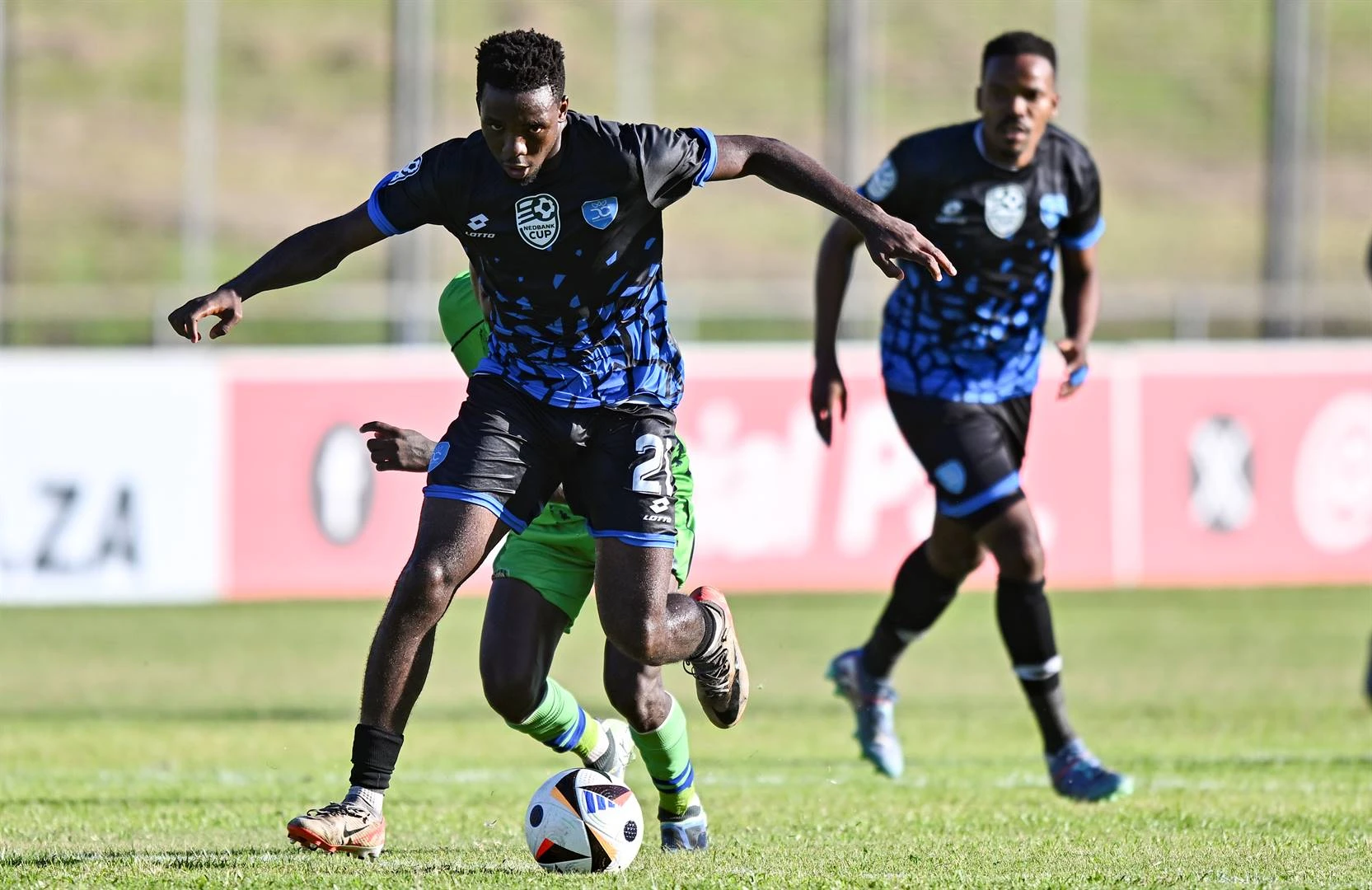 Sokkerspeler (22) van Durban sterf terwyl span opwarm