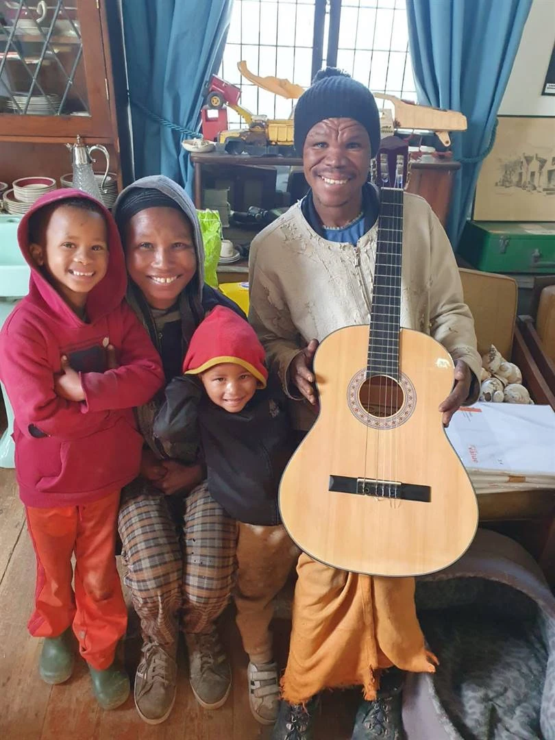 Karoo-straatsanger Spokie laat waai met sy ‘nat-nuut’ kitaar