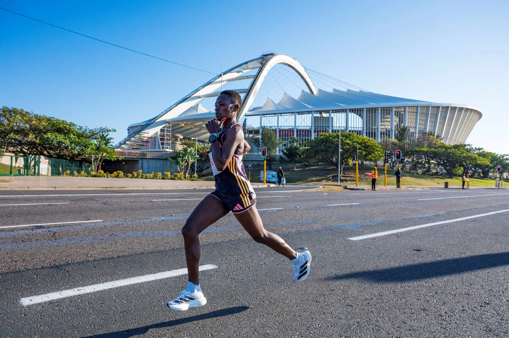 Keniane maak skoonskip in Durbanse vrouewedloop