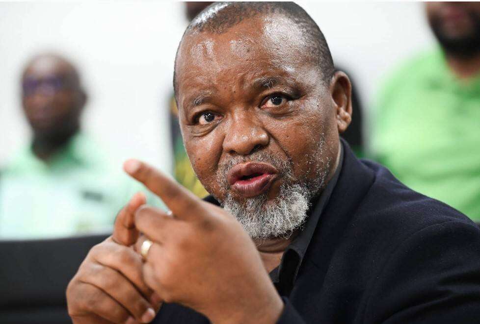 Storm oor vulstasie in Komani: Mantashe wéér hof toe gesleep