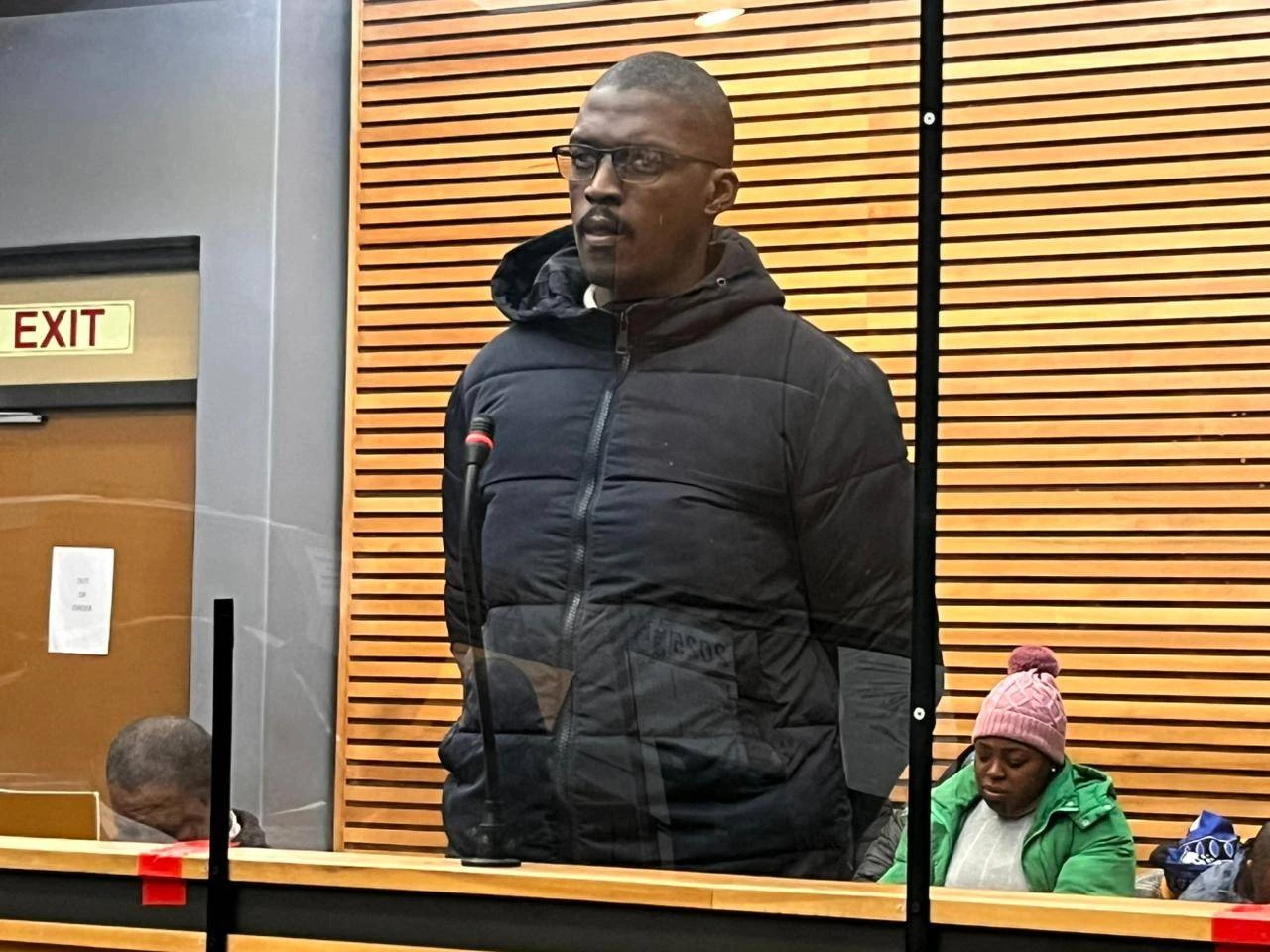 Beampte vasgetrek nadat Kaapstad-metro se voertuig glo in moord gebruik is