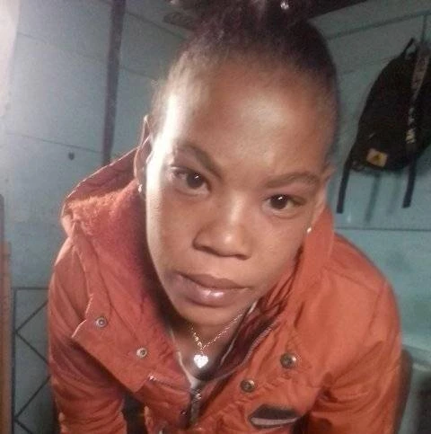 Vrou (23) dood ná polisie haar glo aanrand, dwing om dwelms te sluk