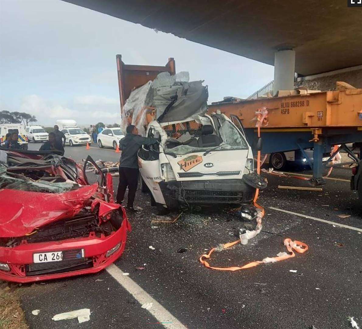 Vrag tref brug op snelweg, toe sterf pa