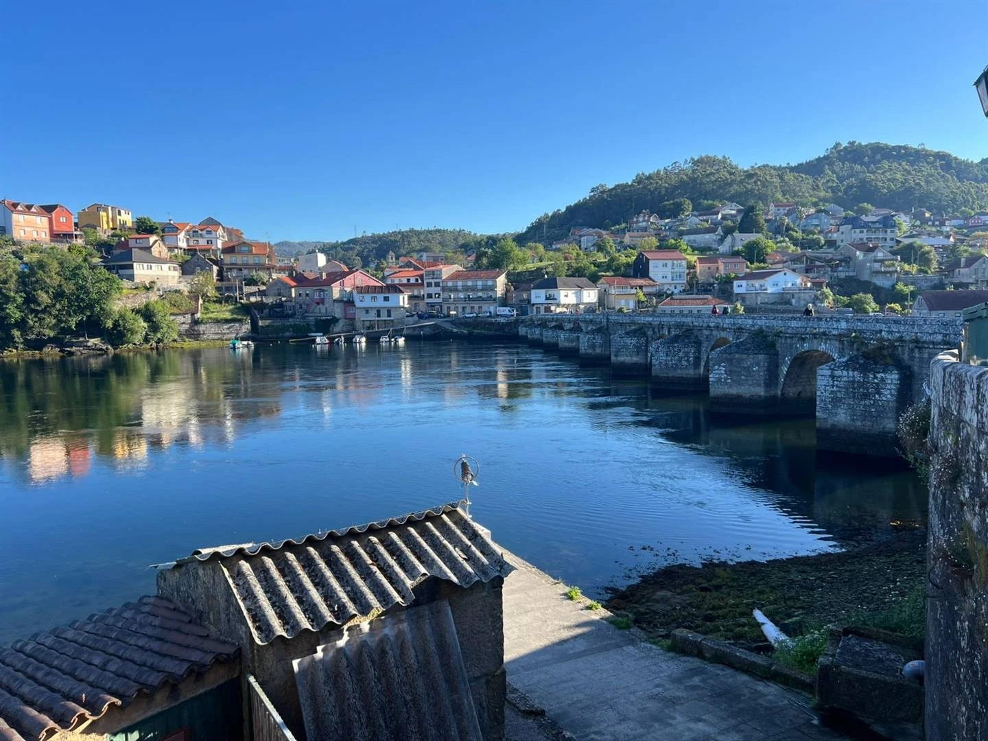 Camino-stappers groet kuslyn, kies koers na Santiago