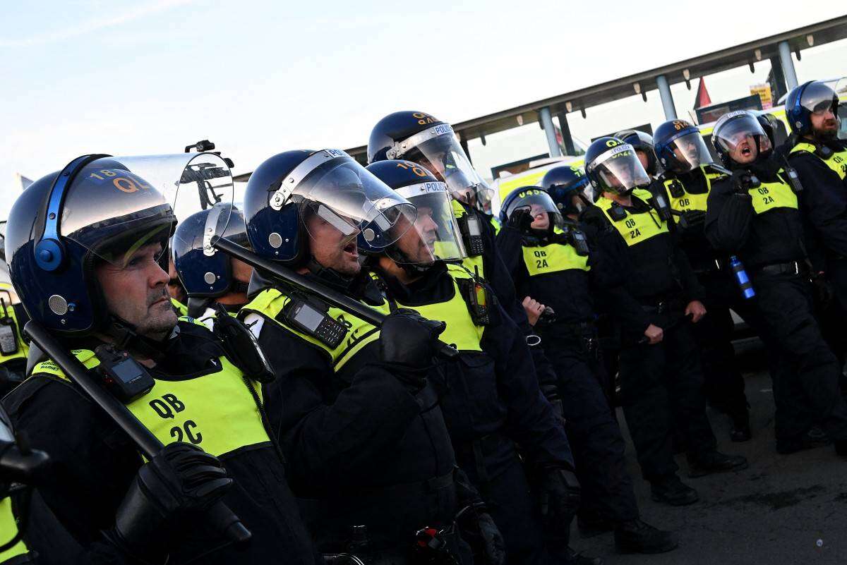 Meer as 1 000 vas ná onluste in Brittanje, sê polisie