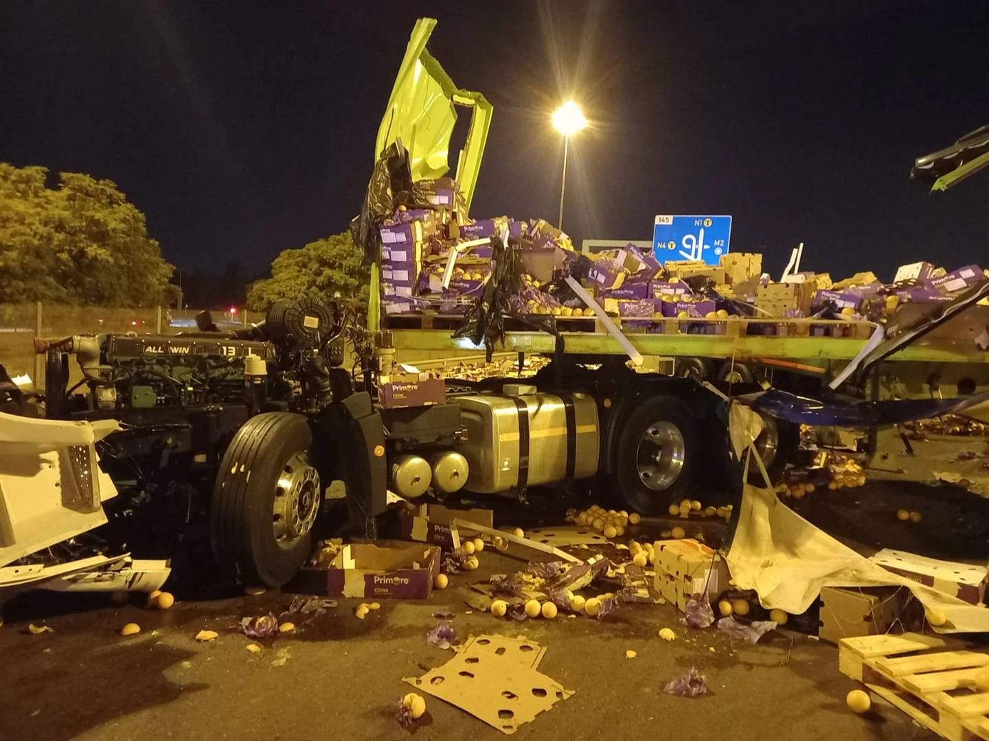 Bane bly gesluit nadat vragmotor op N1-snelweg in Pretoria omslaan