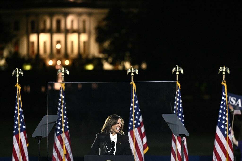 Harris urges US to turn page on Trump 'chaos' in mass White House rally