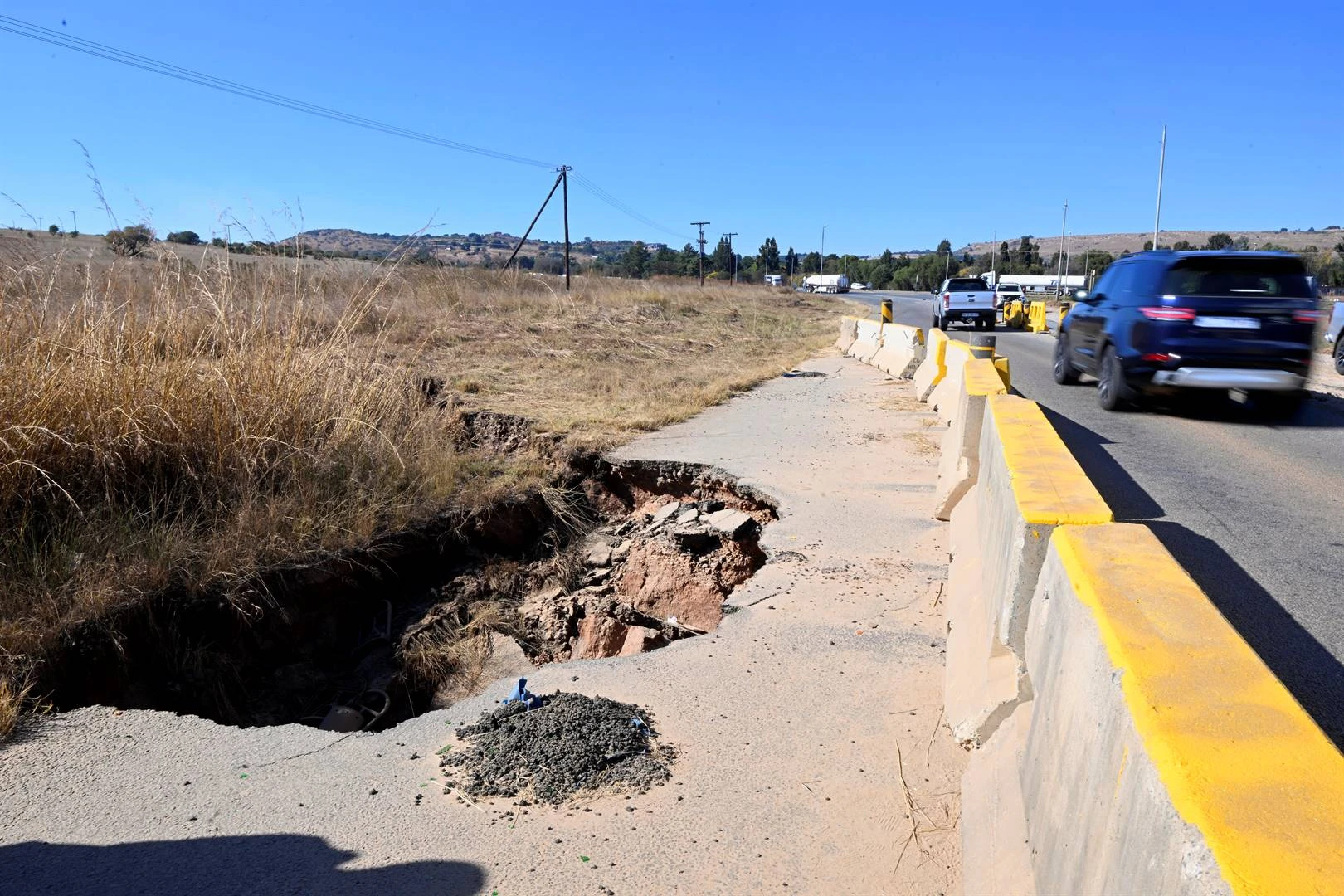 R563-pad naby Krugersdorp ‘lewensgevaarlik’ weens sinkgat
