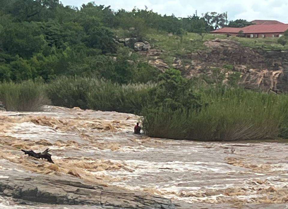 19-jarige vrou klou ure aan riete ná rivier haar meesleur