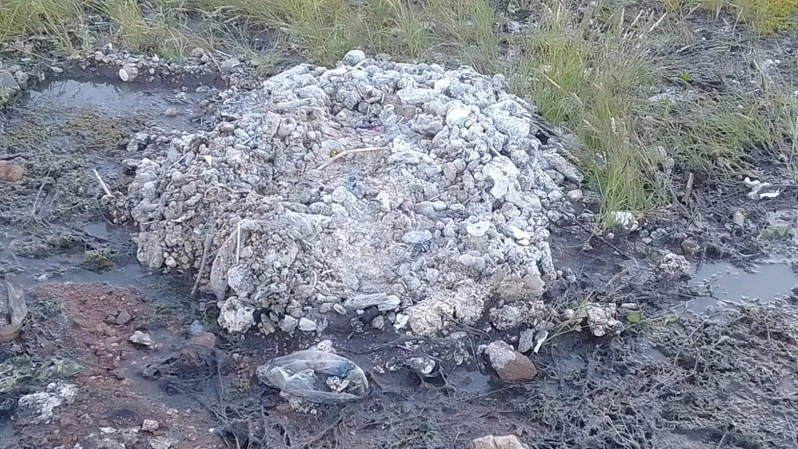 Upington: Stank by winkelsentrum is weens vet en olies wat dreine verstop