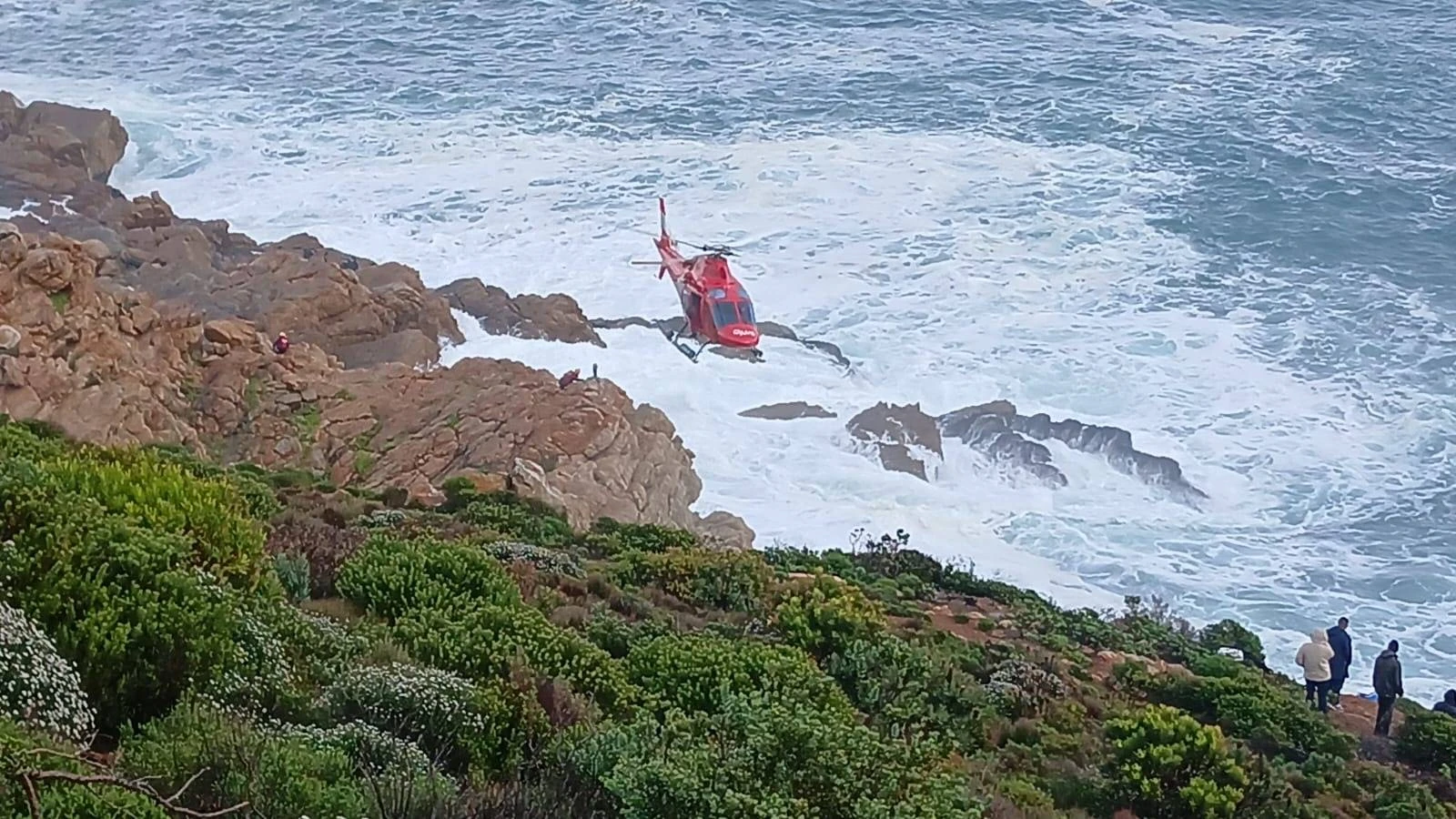 Hengelaar in Gordonsbaai vermis ná branders hom van rotse afslaan