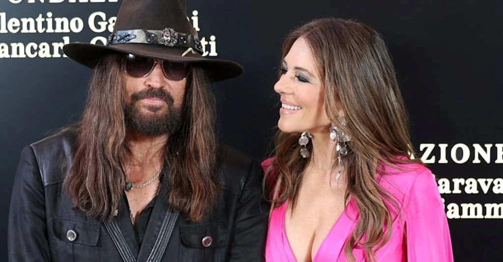 Billy Ray Cyrus en Elizabeth Hurley maak eerste rooitapyt-verskyning as paartjie