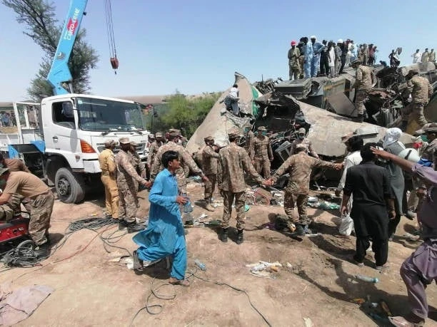 'Hero' family rushes to aid Pakistan train crash victims