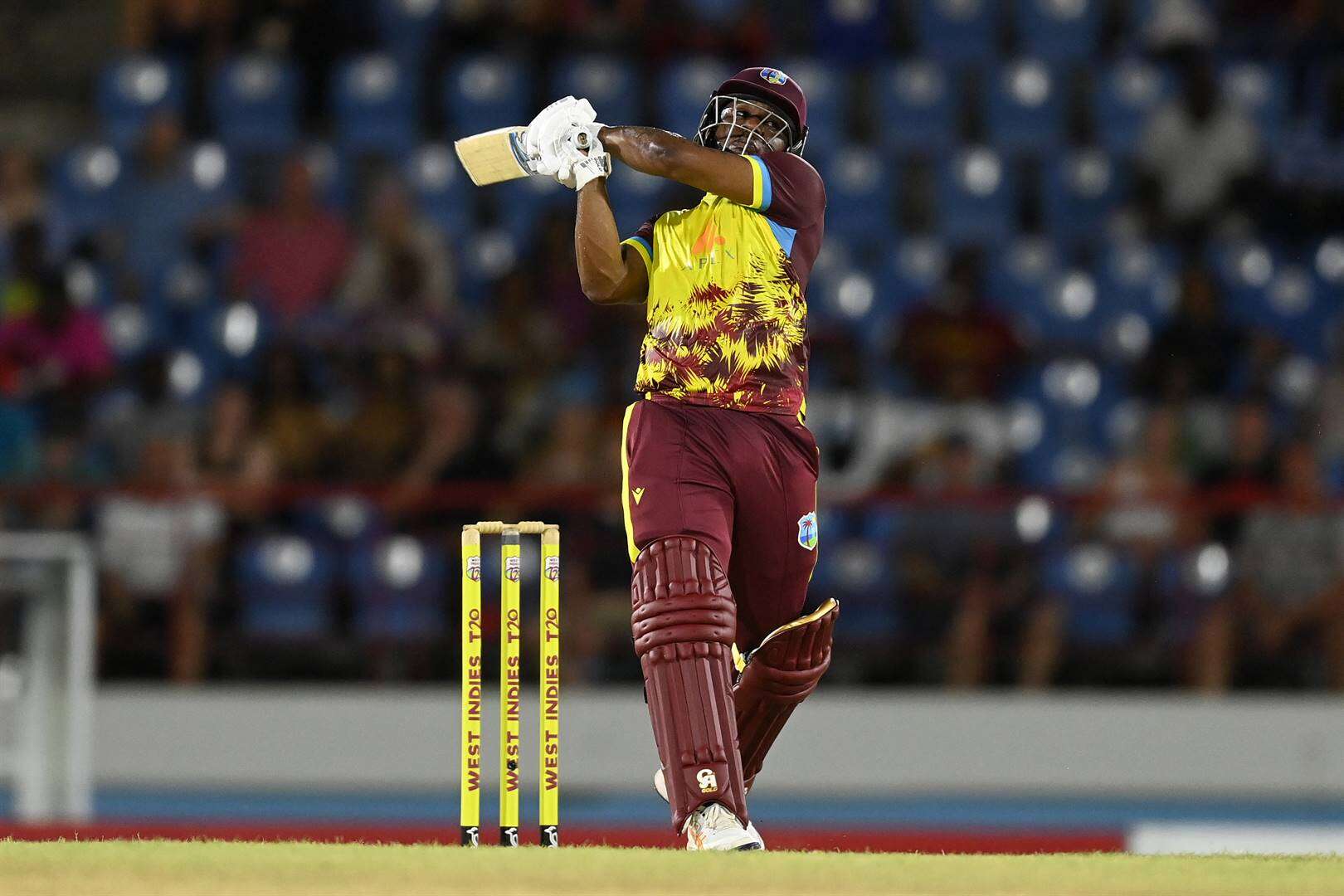 Windies klop Engelse met 5 paaltjies