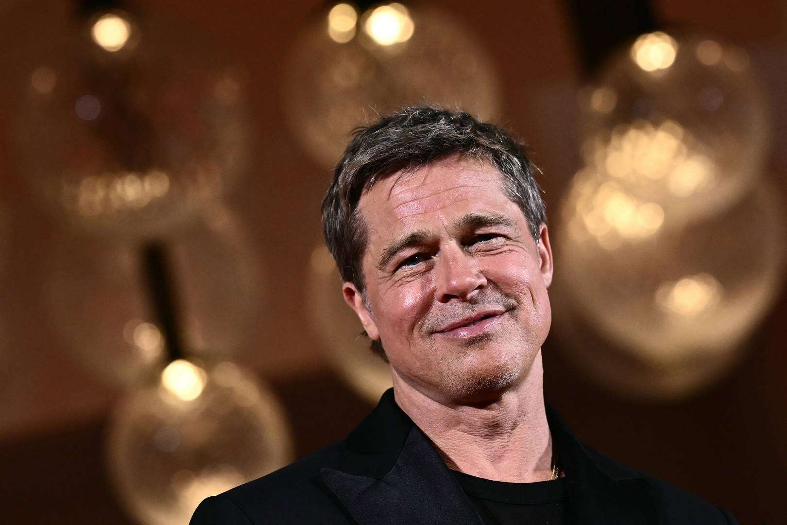 Vrou verloor miljoene (en haar man) in aanlyn verhouding met 'Brad Pitt'