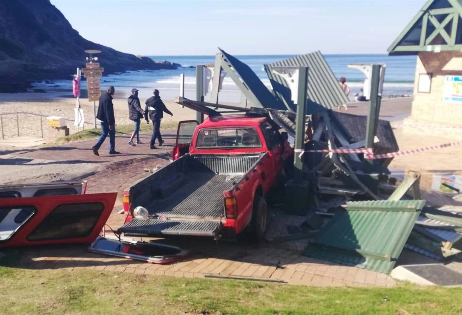 Groot skade toe bakkie in storte by Victoriabaai vasry