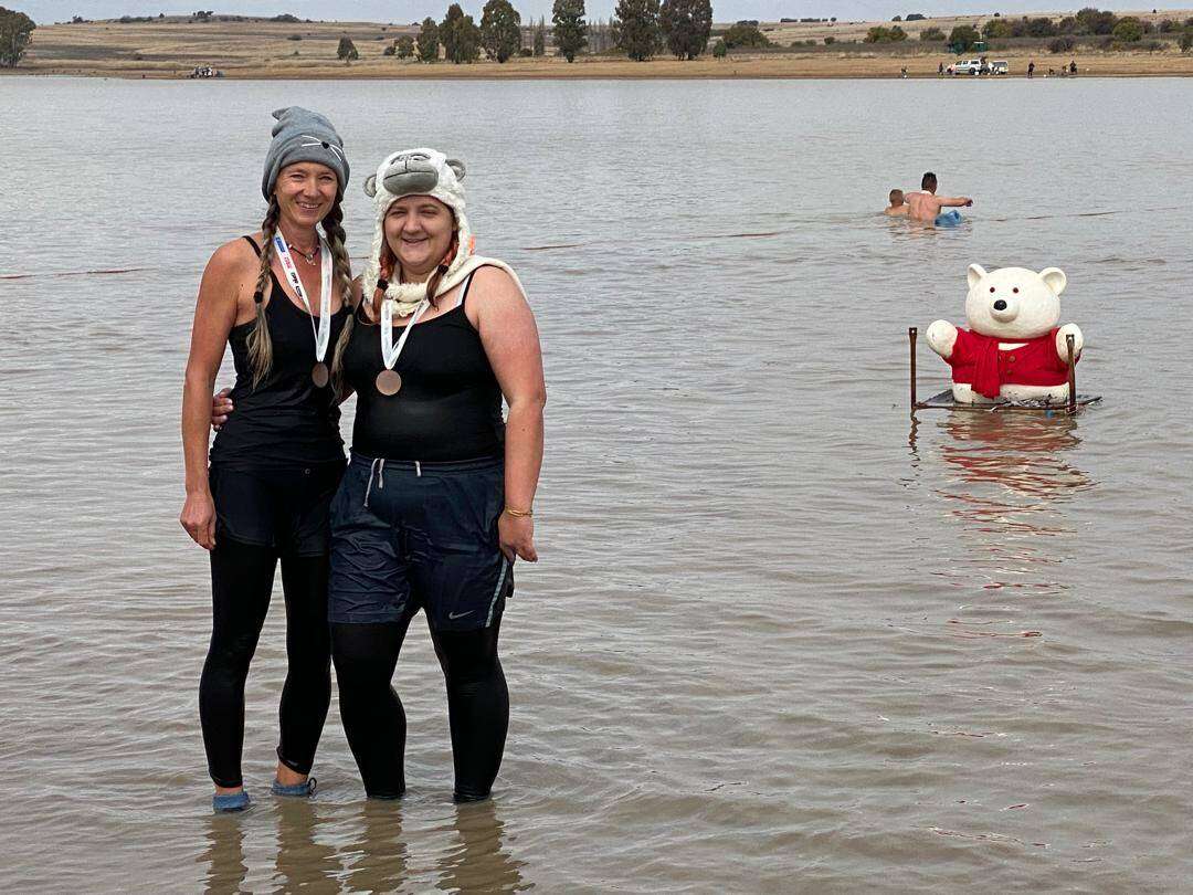 Suster van ontslape Netwerk24-joernalis durf ysige water aan ter ere van haar