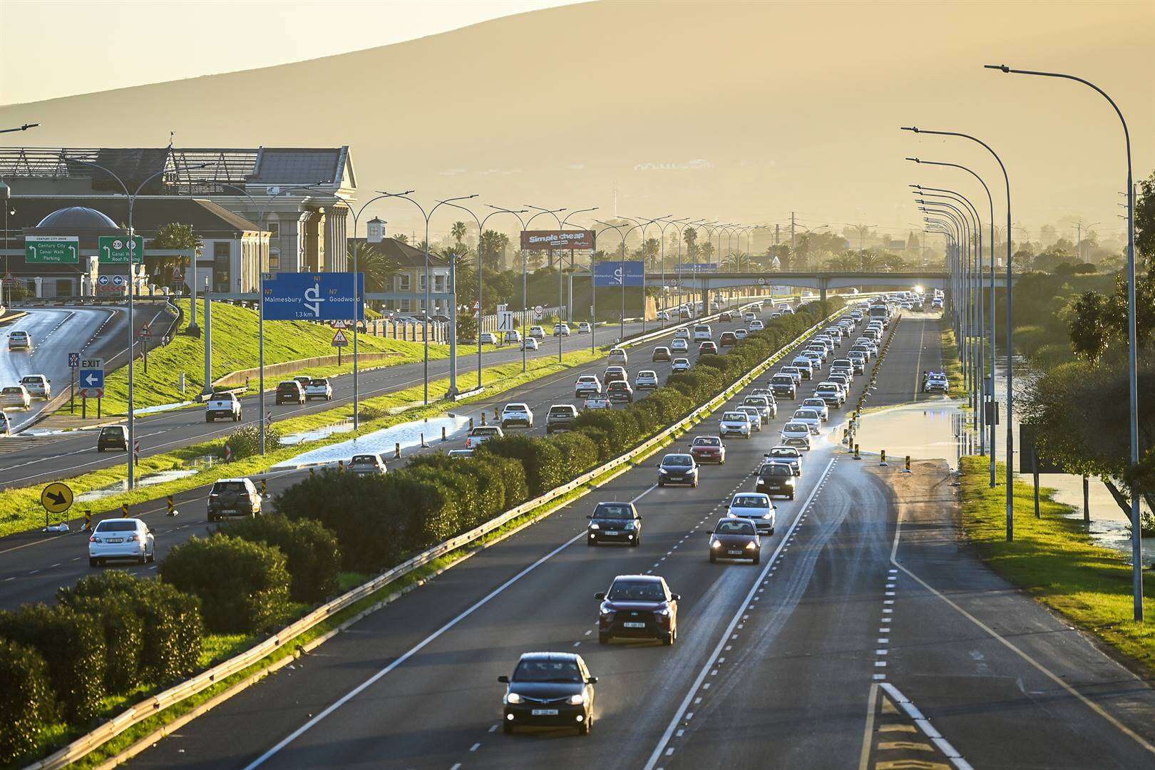 Een baan van N1 na Kaapstad steeds toe weens poel water