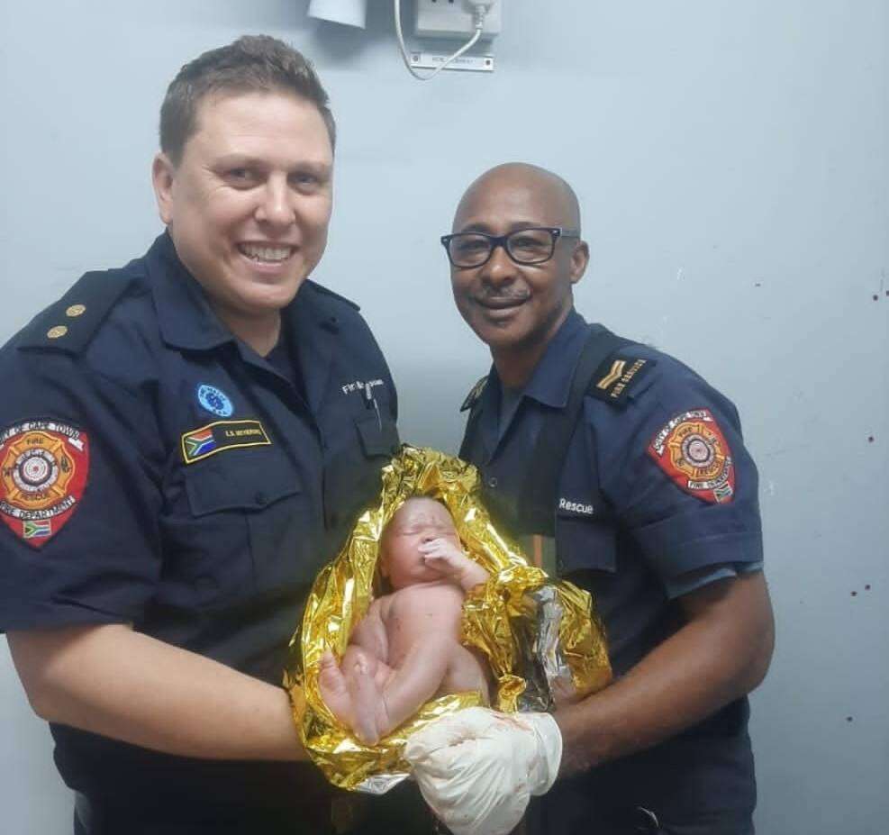 Kaapstad se brandweer staan bont met Nuwejaarsbabas