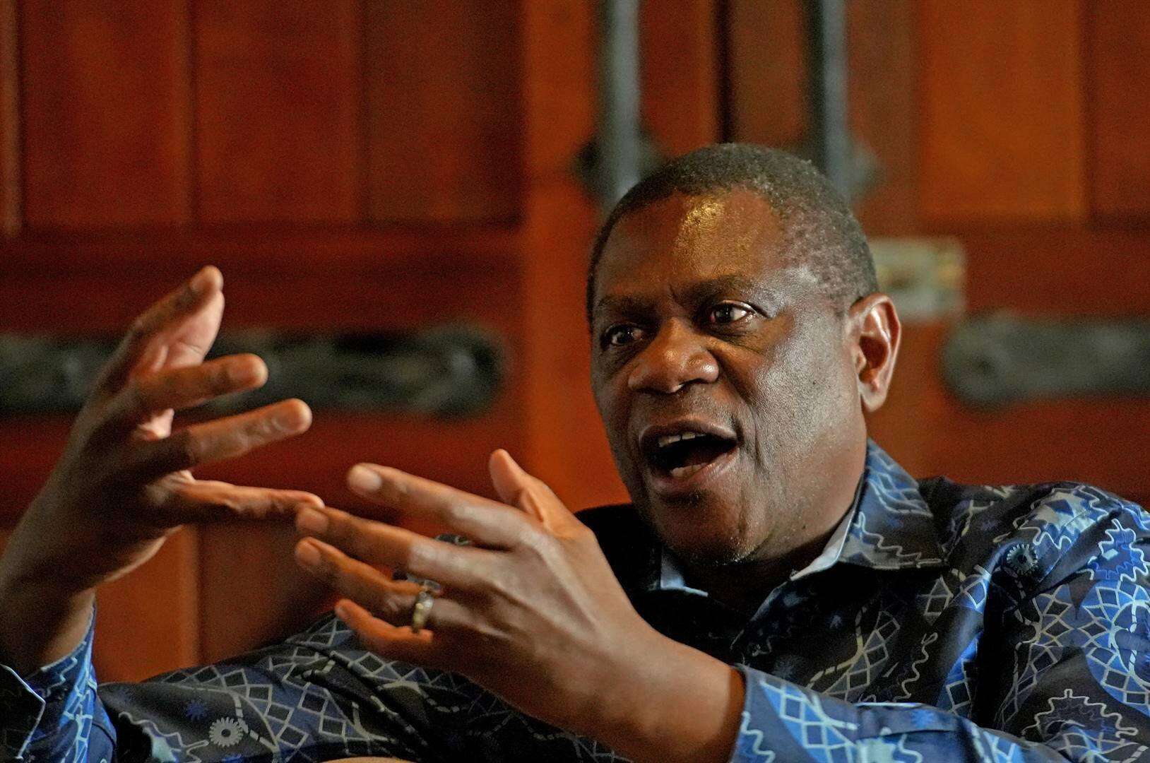 Mashatile mor oor ministers nie vrae beantwoord