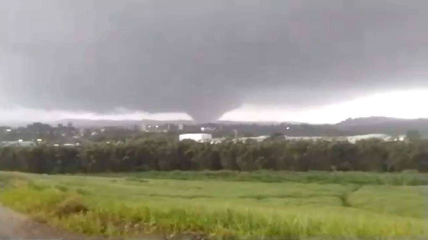 Twee dood, meer as 1 200 ontheem ná stormweer, tornado in KZN