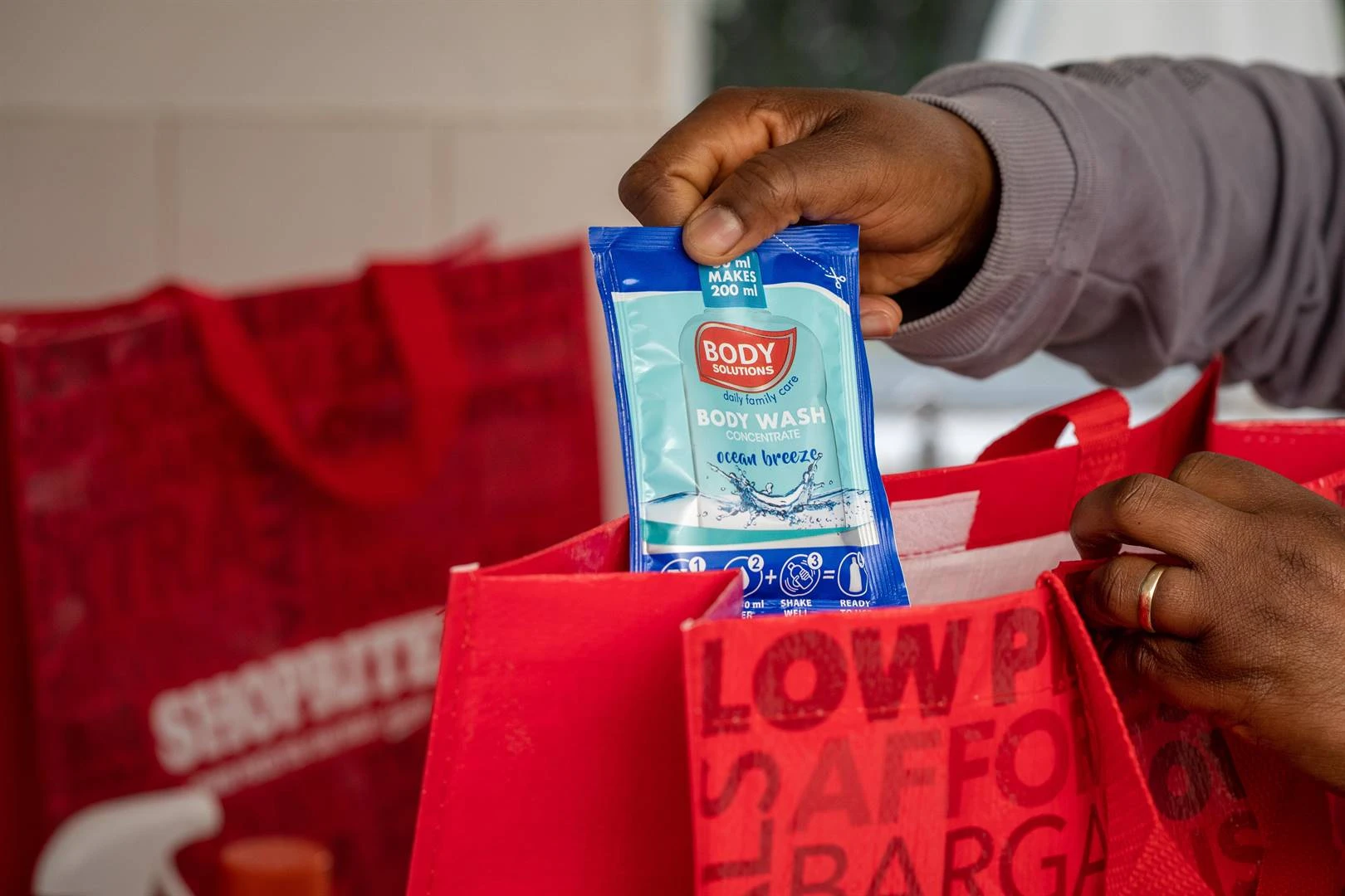 Eet of was? Shoprite se R5-sjampoe en -seep beteken armste SA’ners hoef nie te kies