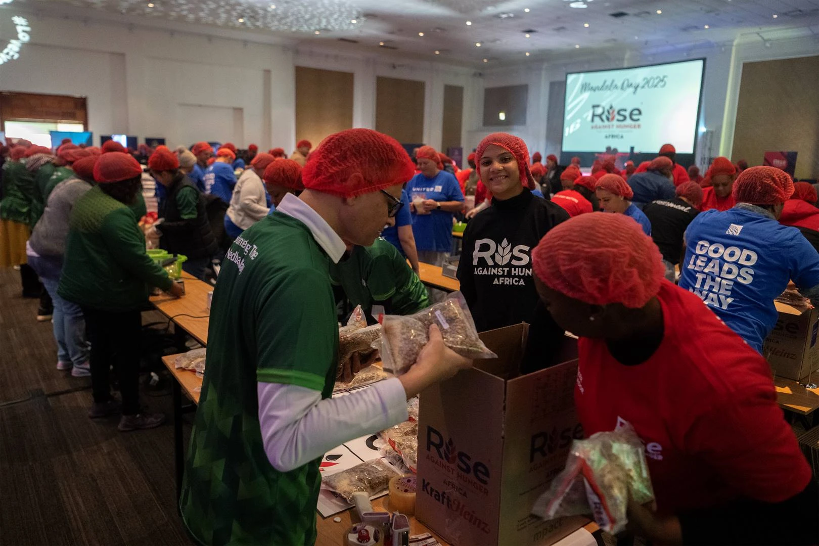 Mandeladag: Vrywilligers pak meer as 240 000 kospakkies by GrandWest