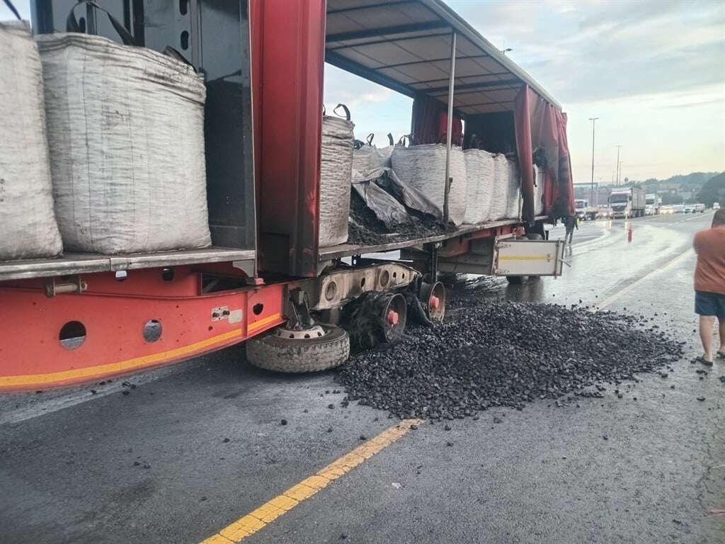 Verkeersnagmerrie in Gauteng: Vragmotor brand op N3 naby Van Buuren-afrit