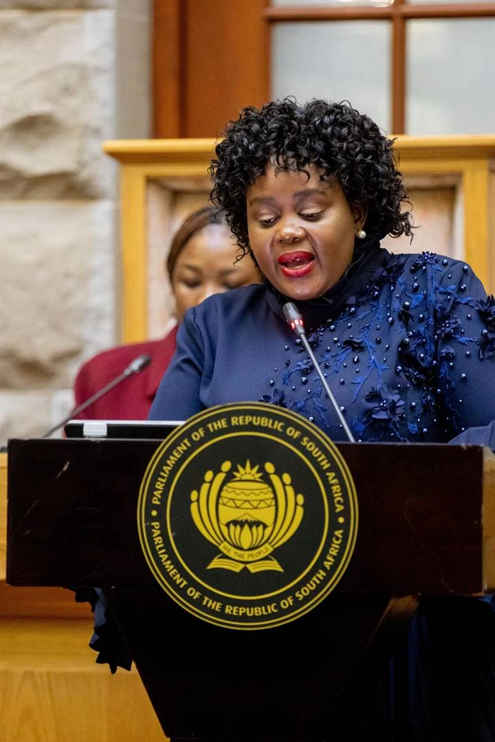 Regbank het ‘geen verdraagsaamheid vir korrupsie’, sê minister