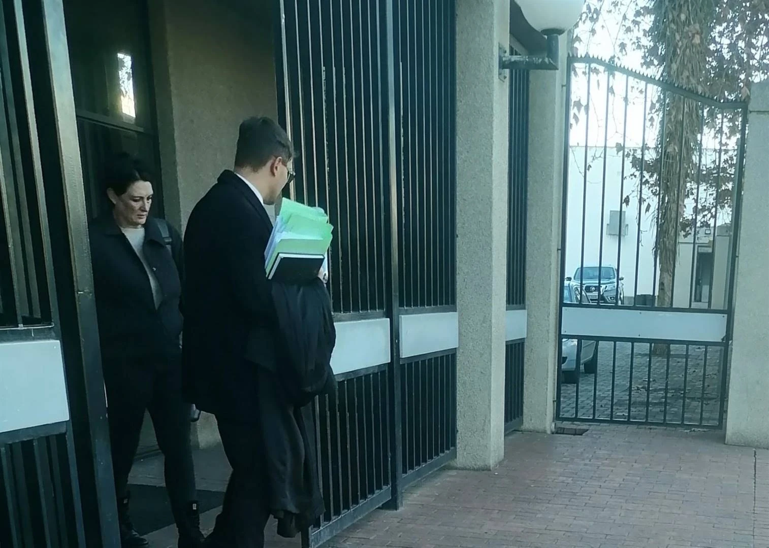 Oudtshoorn-bedrogsaak: Man het g’n as ‘advokaat’ opgetree, sê sy vrou