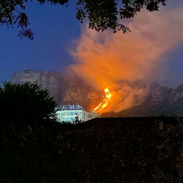 FOTO’S: Só versprei brand op Tafelberg, maar ‘goeie vordering gemaak’