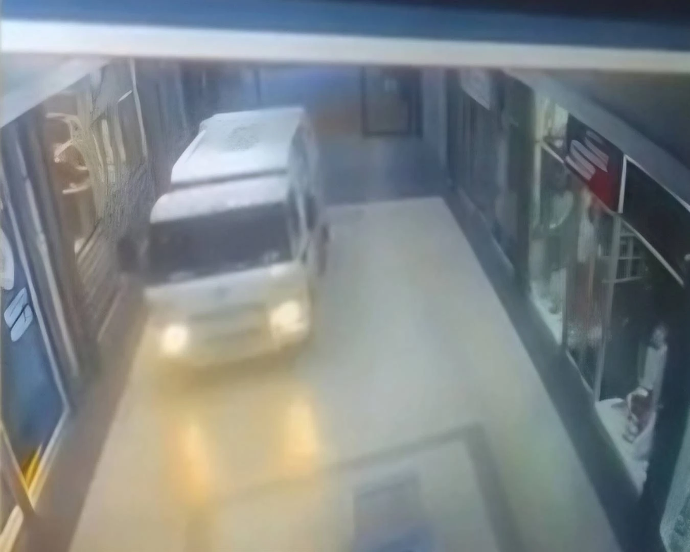 Mense spat uiteen toe geldwa by inkopiesentrum injaag
