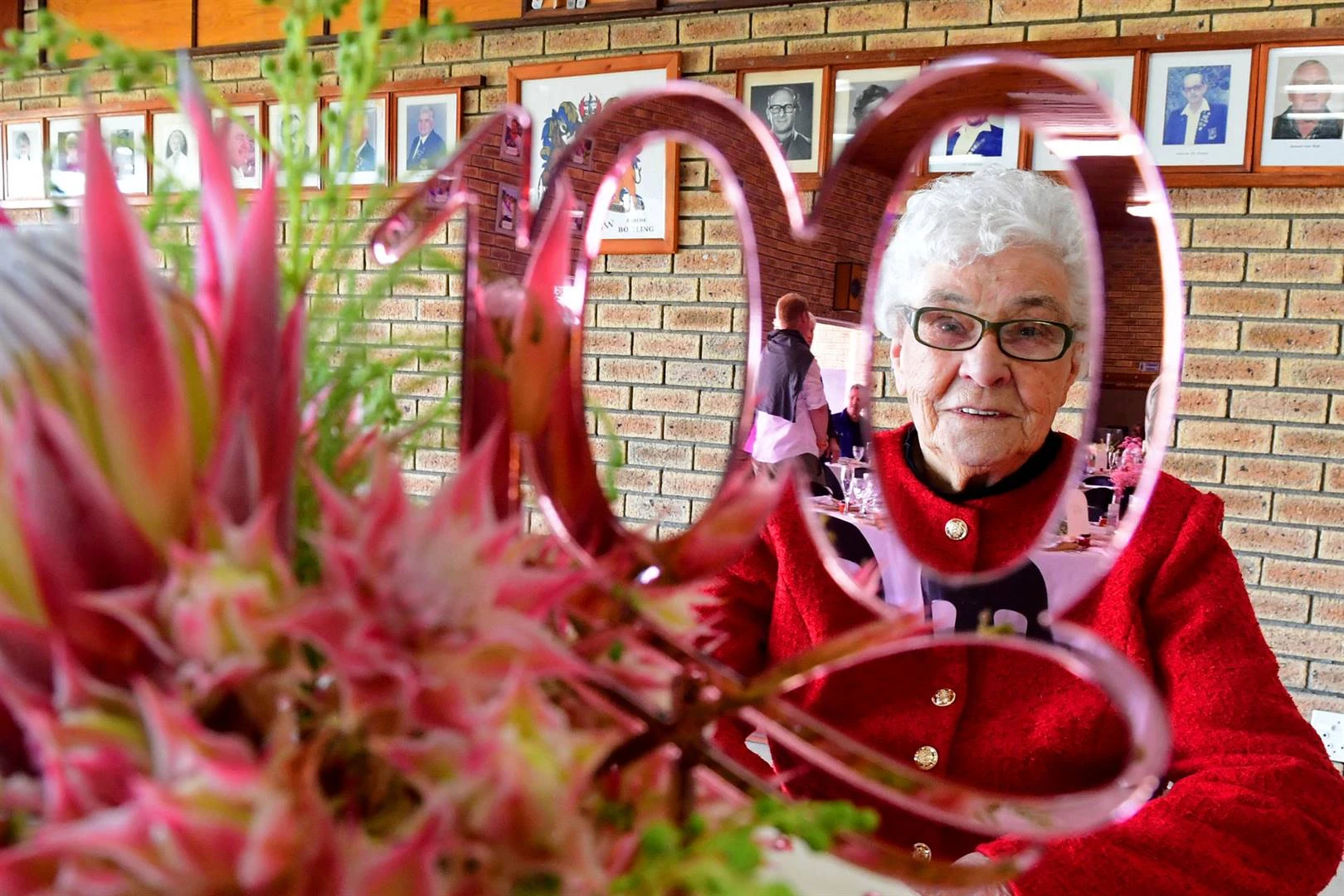 Op 100 weier hierdie vrou om stil te sit: ‘Werk hou jou jonk’