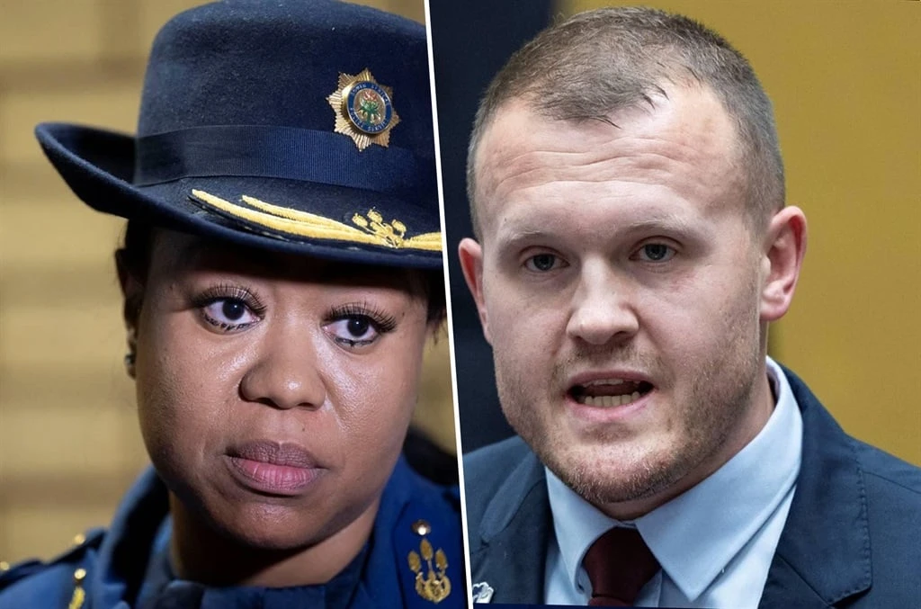 Polisierekrute moet self betaal vir drasakke: Korrupsie, sê Cameron; Besparings, sê polisie