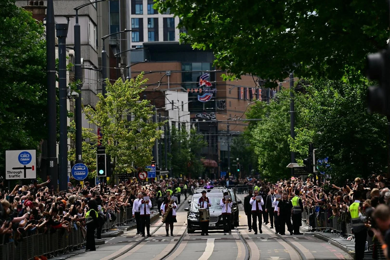 Duisende neem afskeid van Ozzy Osbourne in Birmingham
