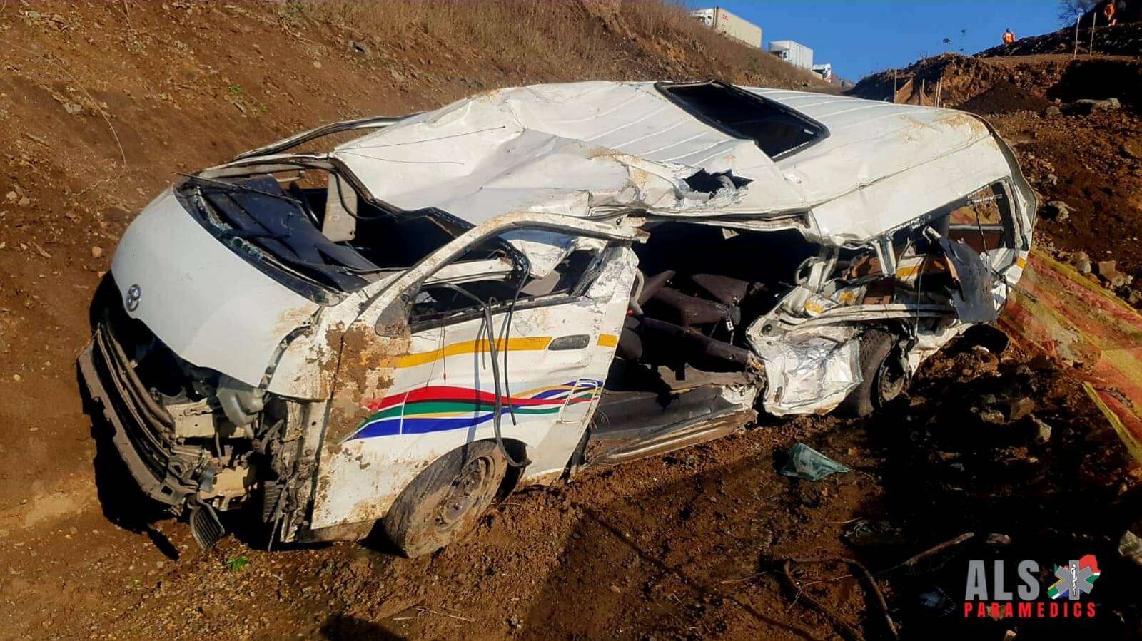 2 dood toe taxi op N3 in KZN bots, teen wal afstort