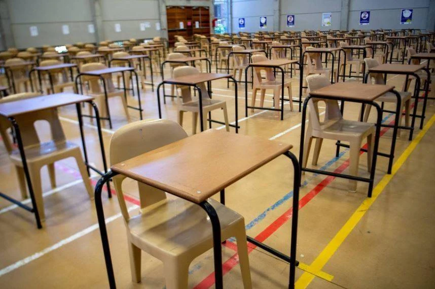 Firma moet skoolbanke skenk ná hy onwettige sigarette verkoop